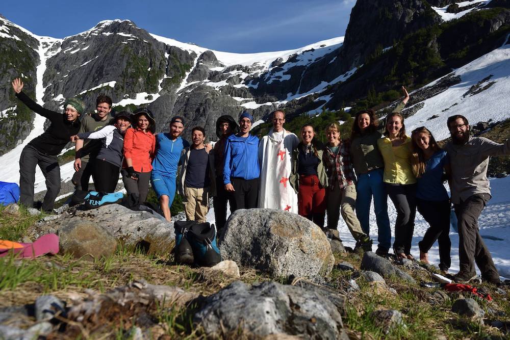 Gruppenbild nach einer Messe in den canadischen Bergen während „Adventure&Faith“