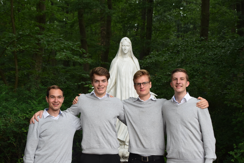 Elias, Antonio, Benedikt und Tobias (vlnr) im Garten der Apostolischen Schule