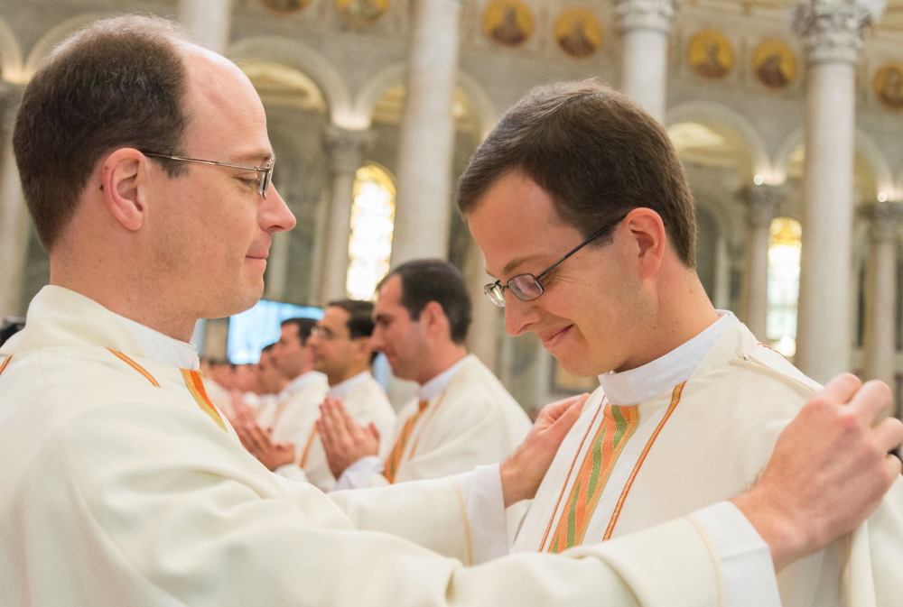 Pater Sylvester Heereman LC (l.) überreicht seinem Bruder Vincenz bei dessen Priesterweihe 2015 in Rom das Messgewand.