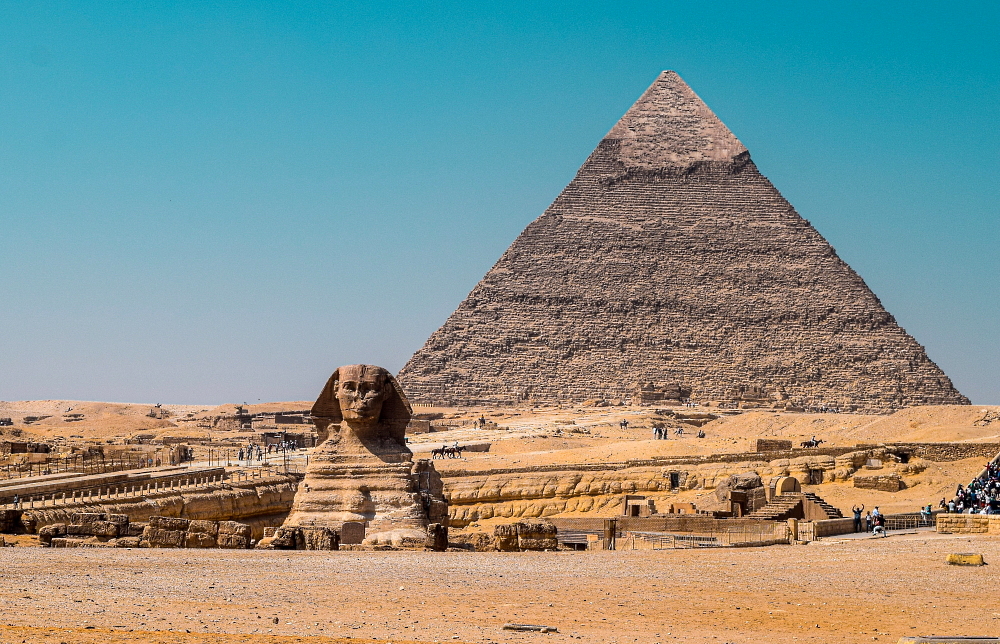Die Große Sphinx von Gizeh in Ägypten stellt einen liegenden Löwen mit einem Menschenkopf dar und wurde vermutlich in der 4. Dynastie während der Herrschaft von Chephren errichtet.