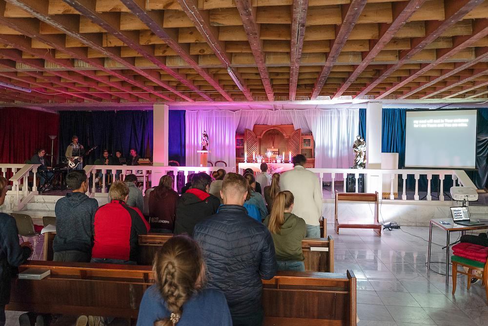 Die erste kleine Hauskapelle des Noviziates war bald zu klein. Auf dem Bild: Jugendliche und Familien in der provisorischen großen Kapelle bei der Eucharistischen Anbetung. 