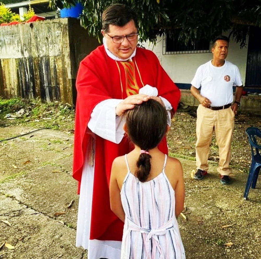 So werden viele Pater Carlos in Erinnerung behalten: Als Seelsorger und Priester immer ganz nah bei den Menschen. 