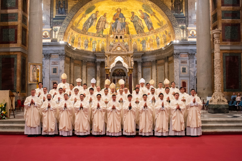 Gruppenfoto mit den 28 Neupriestern der Legionäre Christi in der Basilika Sankt Paul vor den Mauern in Rom am Ende des feierlichen Gottesdienstes. 
