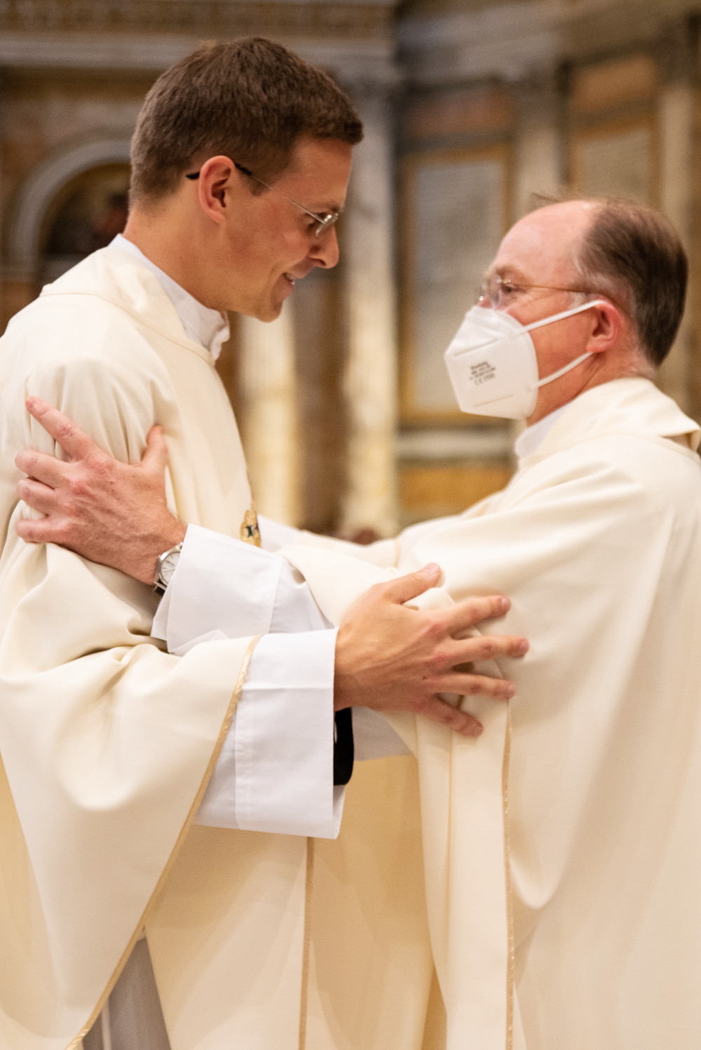 P. John Connor LC (r.) beglückwünscht Michael Hemm LC im Anschluss an die Priesterweihe. 