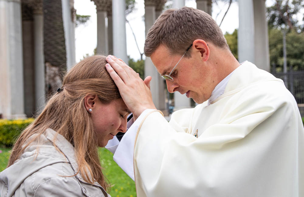 Pater Michael Hemm LC spendet seiner Schwester Maria (gottgeweihte Frau im Regnum Christi) gleich im Anschluss an die hl. Messe den Primizsegen.