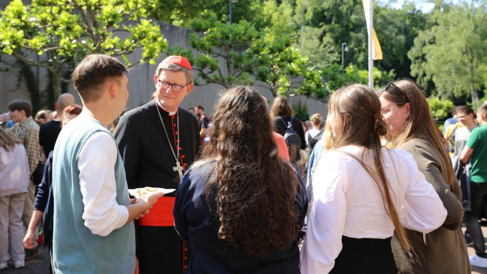 Kardinal Woelki im Gespräch mit Jugendlichen. 