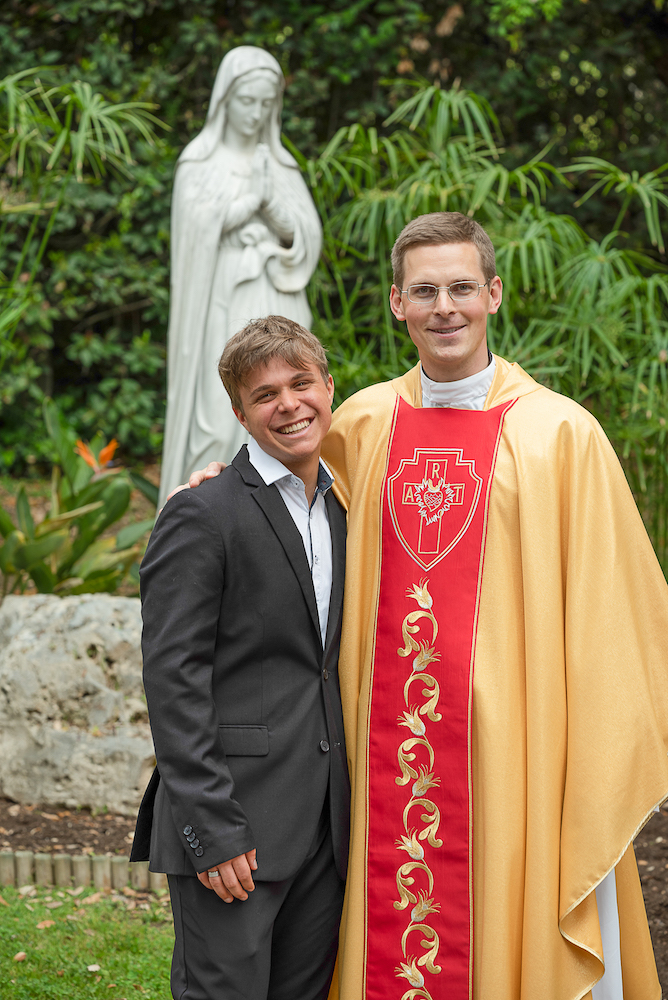 Davide mit P. Michael Hemm LC nach dessen Priesterweihe in Rom