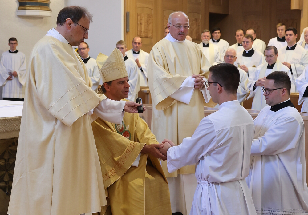 Bischof Stefan Oster SDB spendete den beiden neuen Diakone die Weihe. 