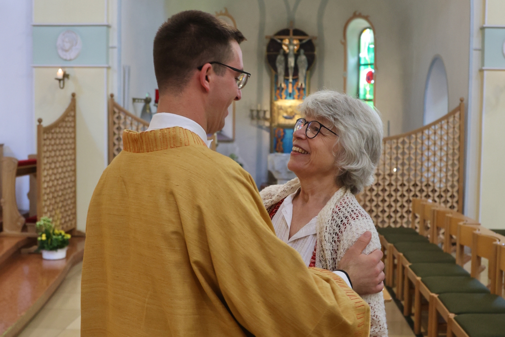 Mutter und Sohn – Pater Rafael Maria bedankt sich am Ende der hl. Messe bei seiner Mutter.  