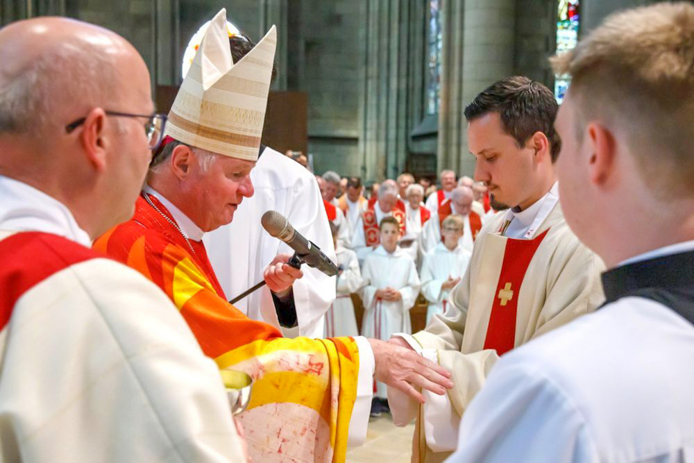 Kaplan Klemens bei der Priesterweihe im Marienendom mit Bischof Manfred Scheuer © Diözese Linz / Hermann Wakolbinger